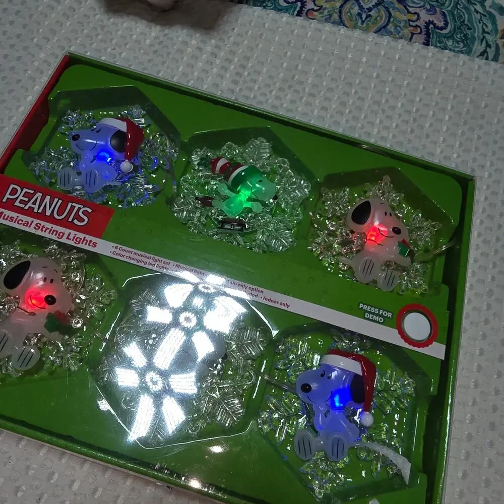NEW PEANUTS MUSICAL LIGHTS UP CHRISTMAS STRING SNOWFLAKE STRING SET